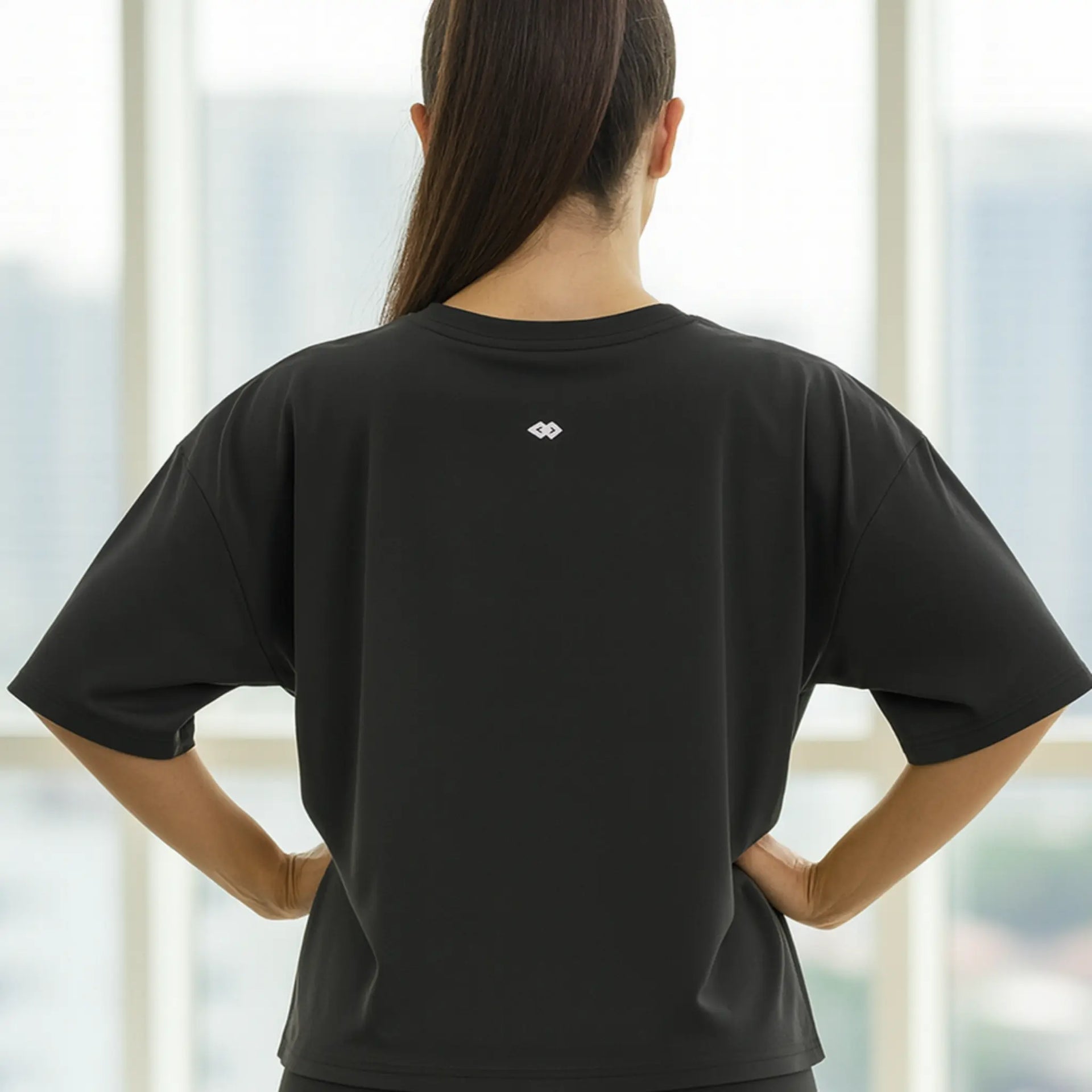 WOMEN WEARING black croptop 