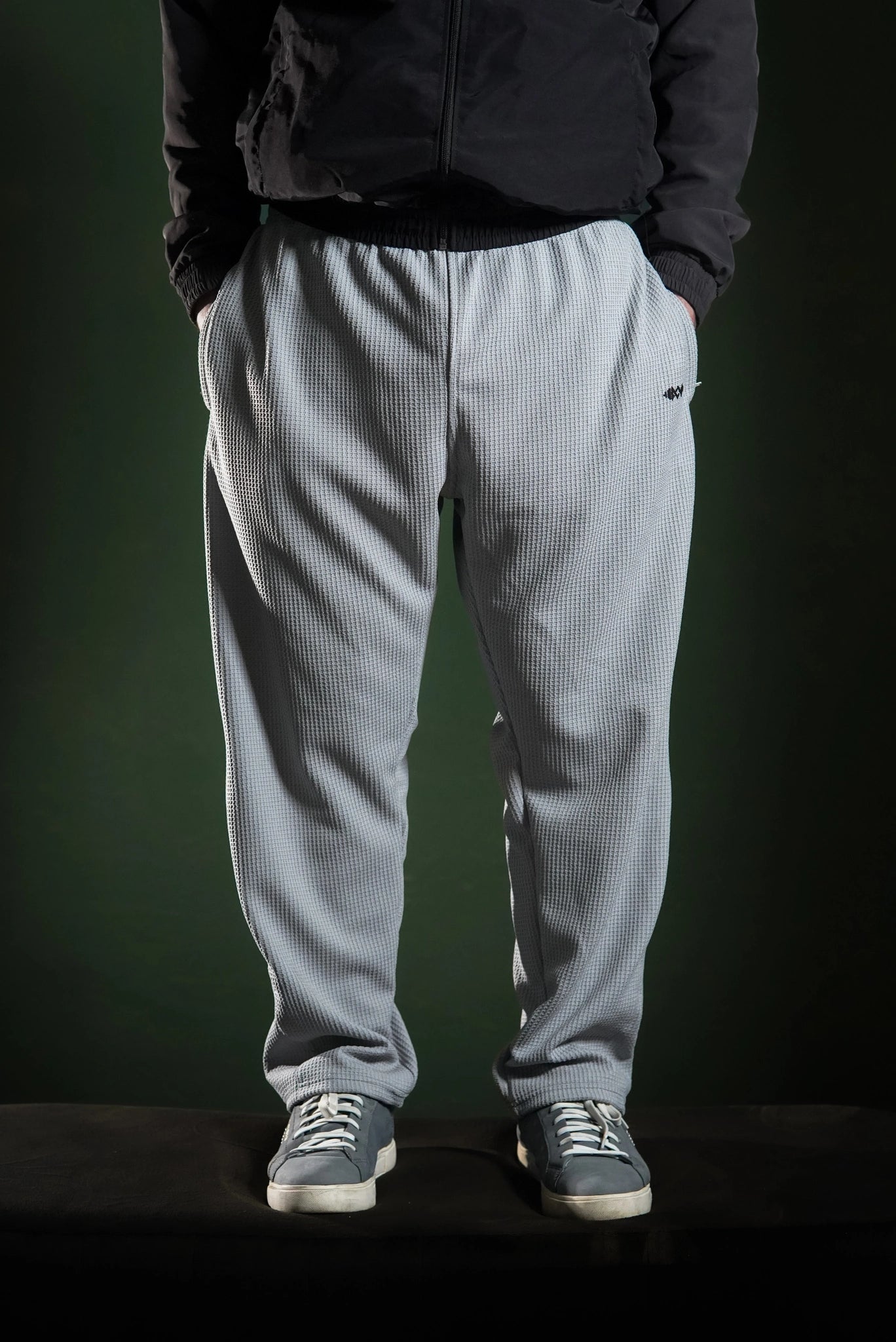 Men’s loose bottom trousers  Light Grey,front view. Comfortable stylish and modern fit