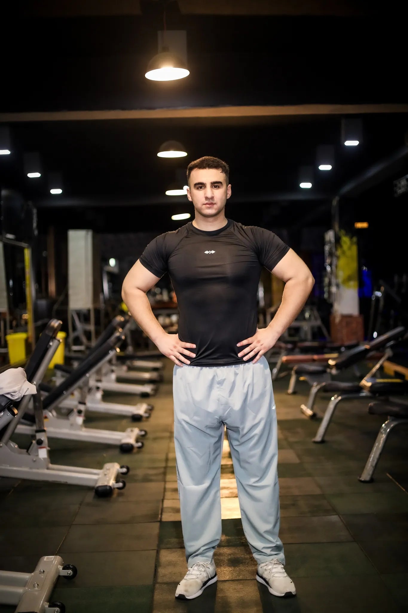  model wear  men's grey losing fit trousers, perfect for gym and casual wear