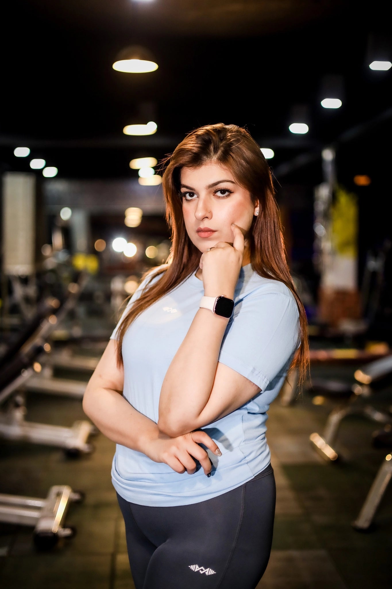 Side view of women’s model wear in a simple blue T-shirt, showcasing a relaxed and comfortable fit.